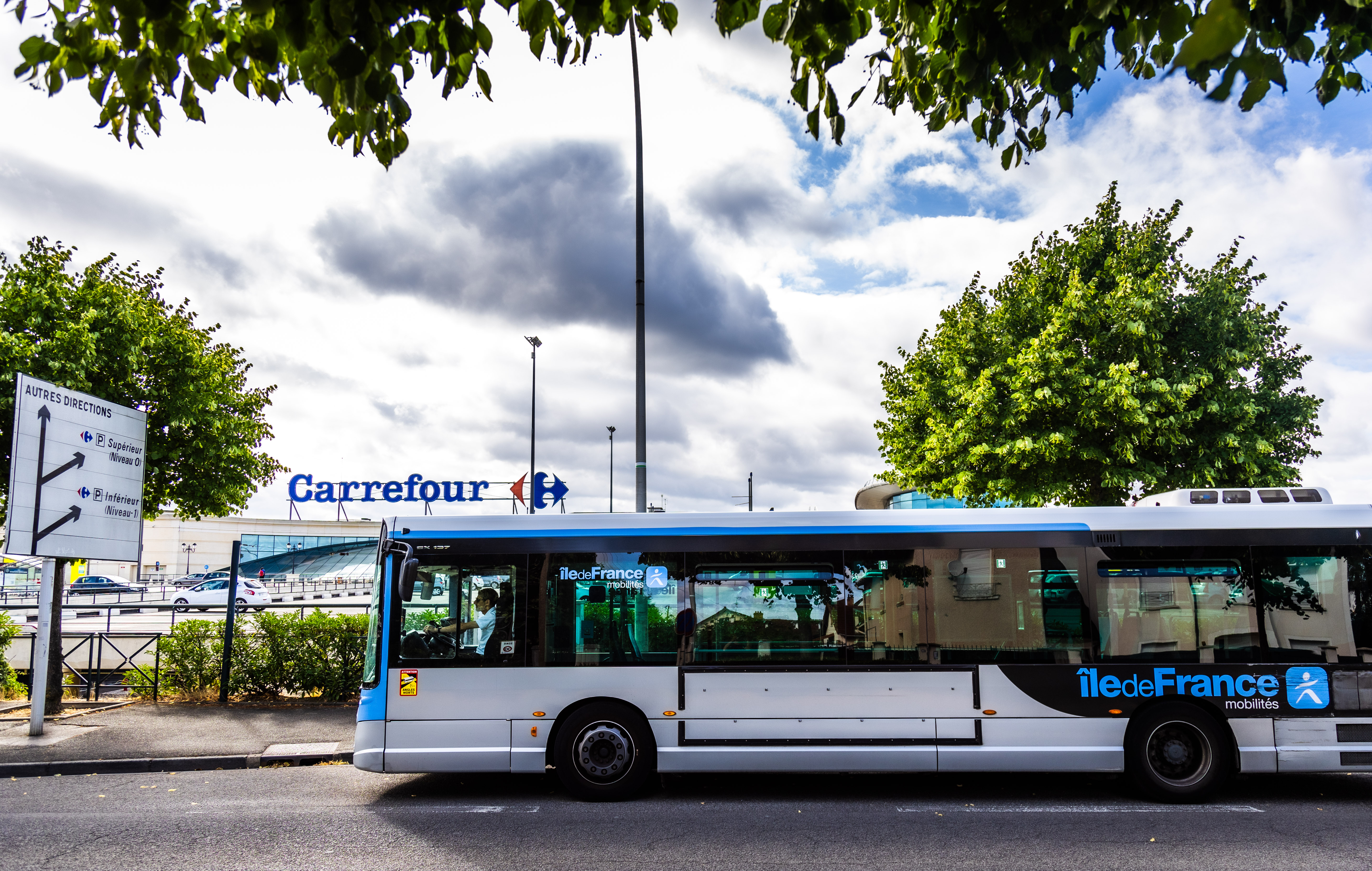 Bus desservant un centre commercial