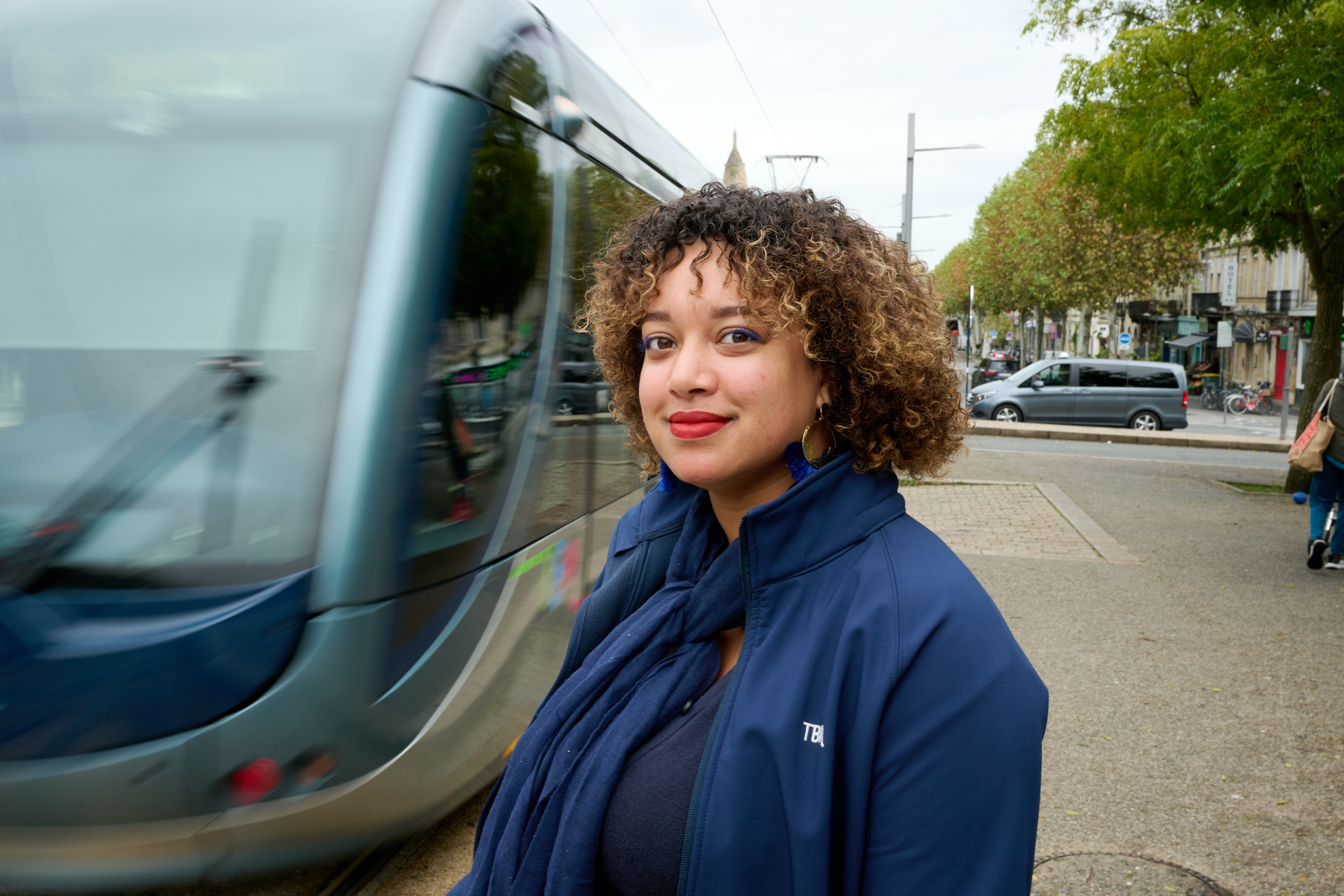 Une conductrice sur un quai à proximité d'un tramway