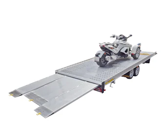 anhaenger humer multitransporter schraeg geladen mit einem motorrad