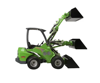 Kompaktlader Avant 635 von der Seite mit Schaufel