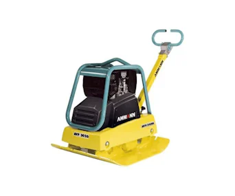 Ruettelplatte Ammann AVP3020 online mieten Ruettelplatte Ammann AVP3020 schraeg von vorne