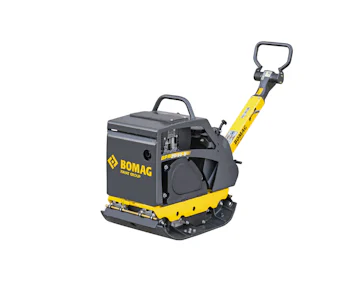 Rüttelplatte Bomag BPR 25/50 D online mieten Rüttelplatte Bomag BPR 25/50 D schräg von vorne