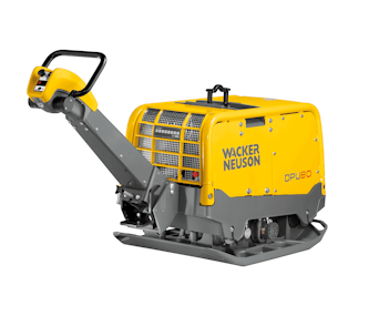 Rüttelplatte Wacker Neuson DPU80 seitlich schräg von hinten