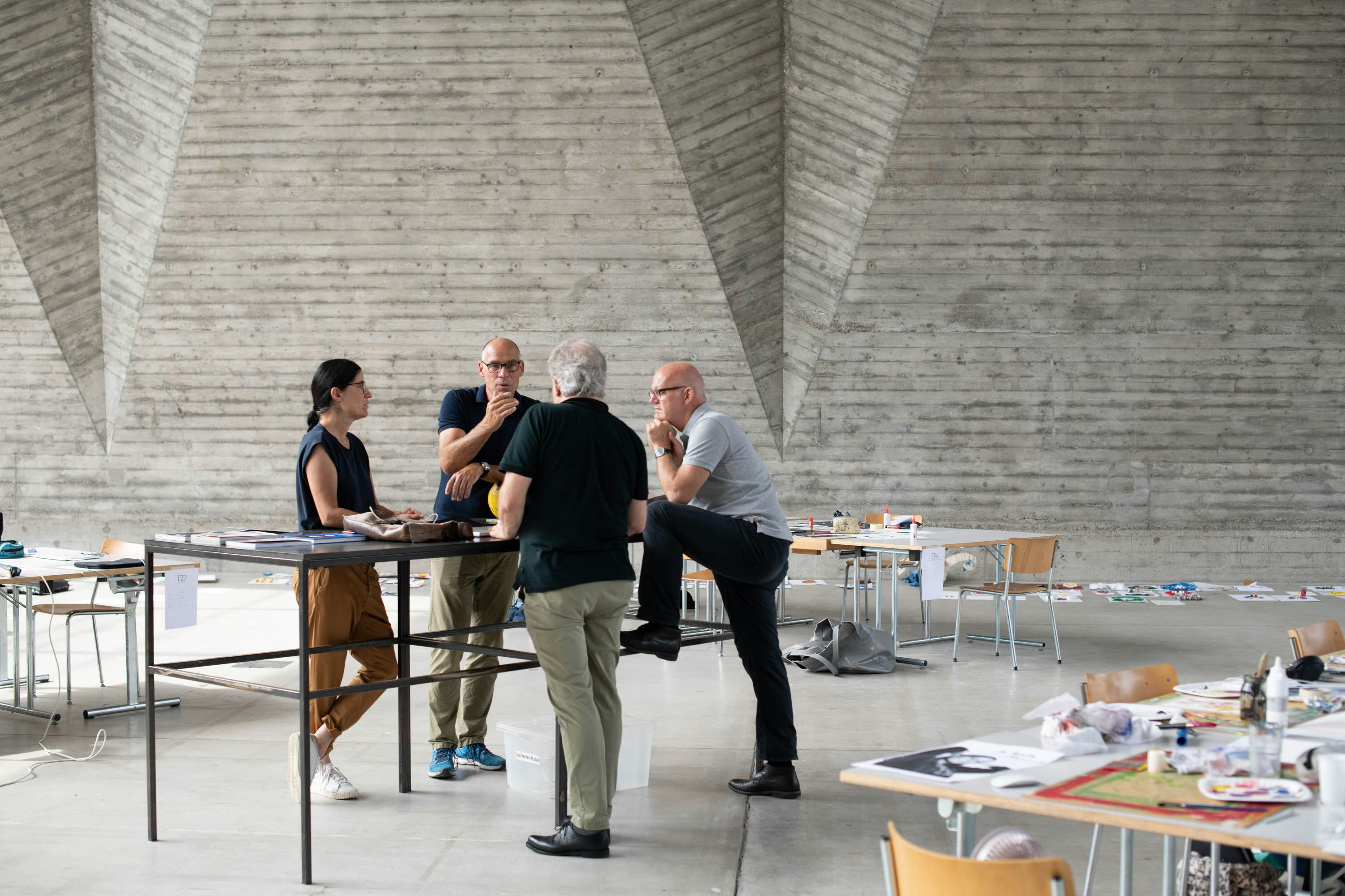 Gruppe von Lehrpersonen in der Maurerhalle