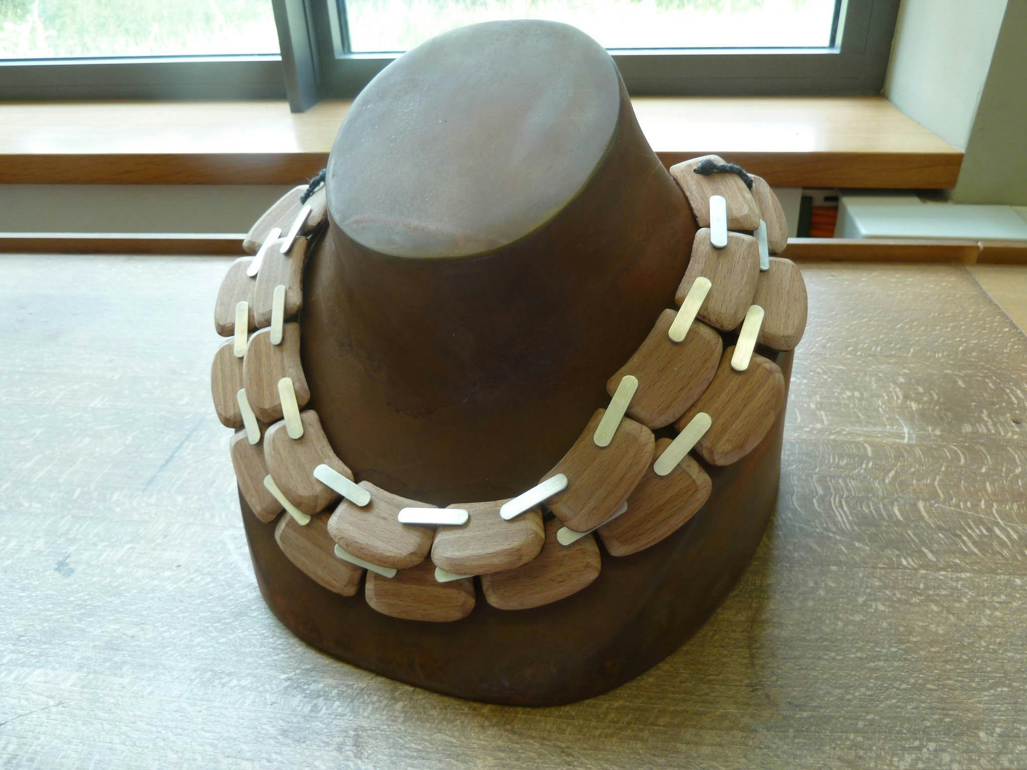 Halskette aus Holz und Metall