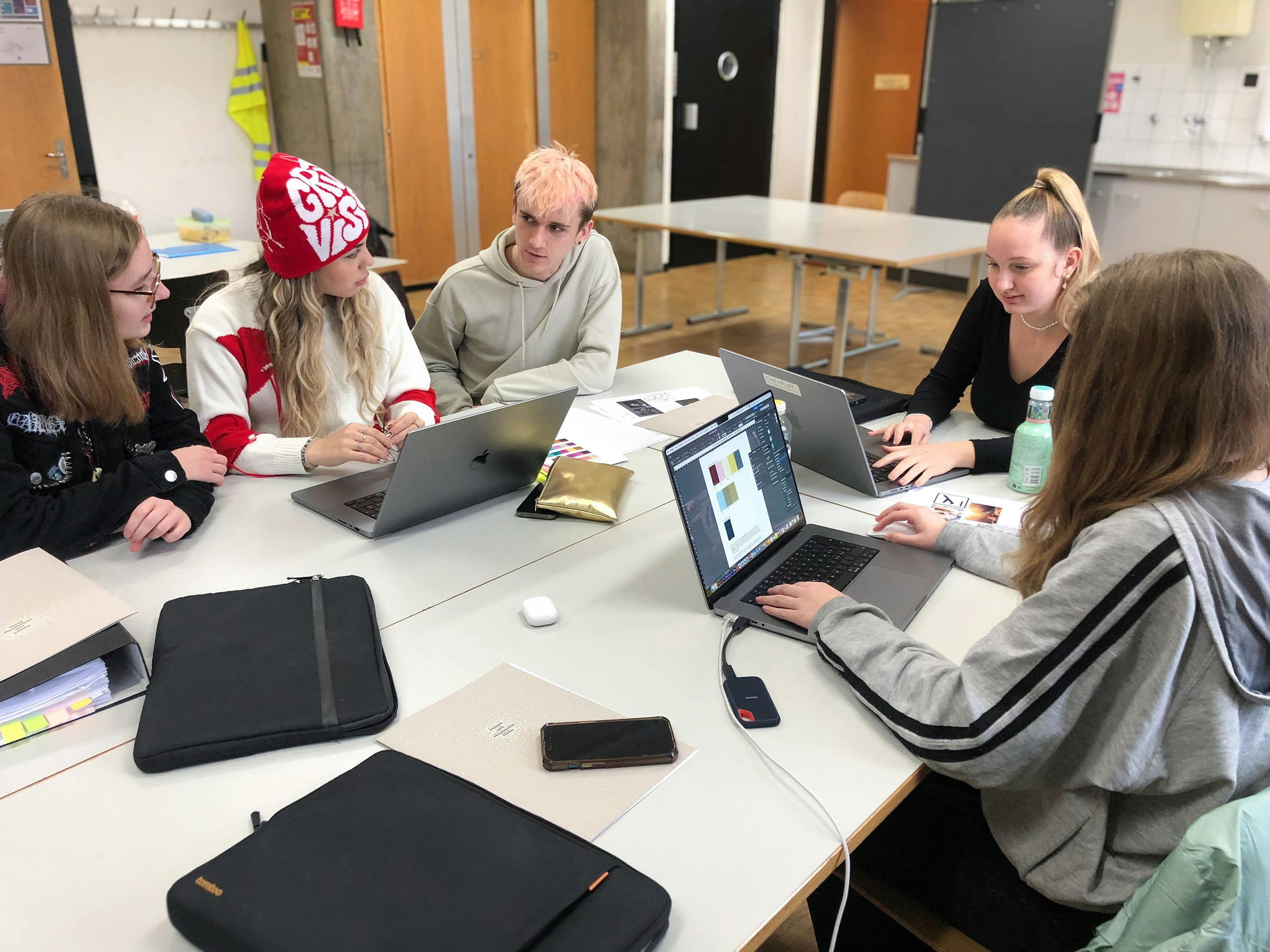 Arbeiten im Team Arbeitssituation Gruppenarbeit im Klassenzimmer.