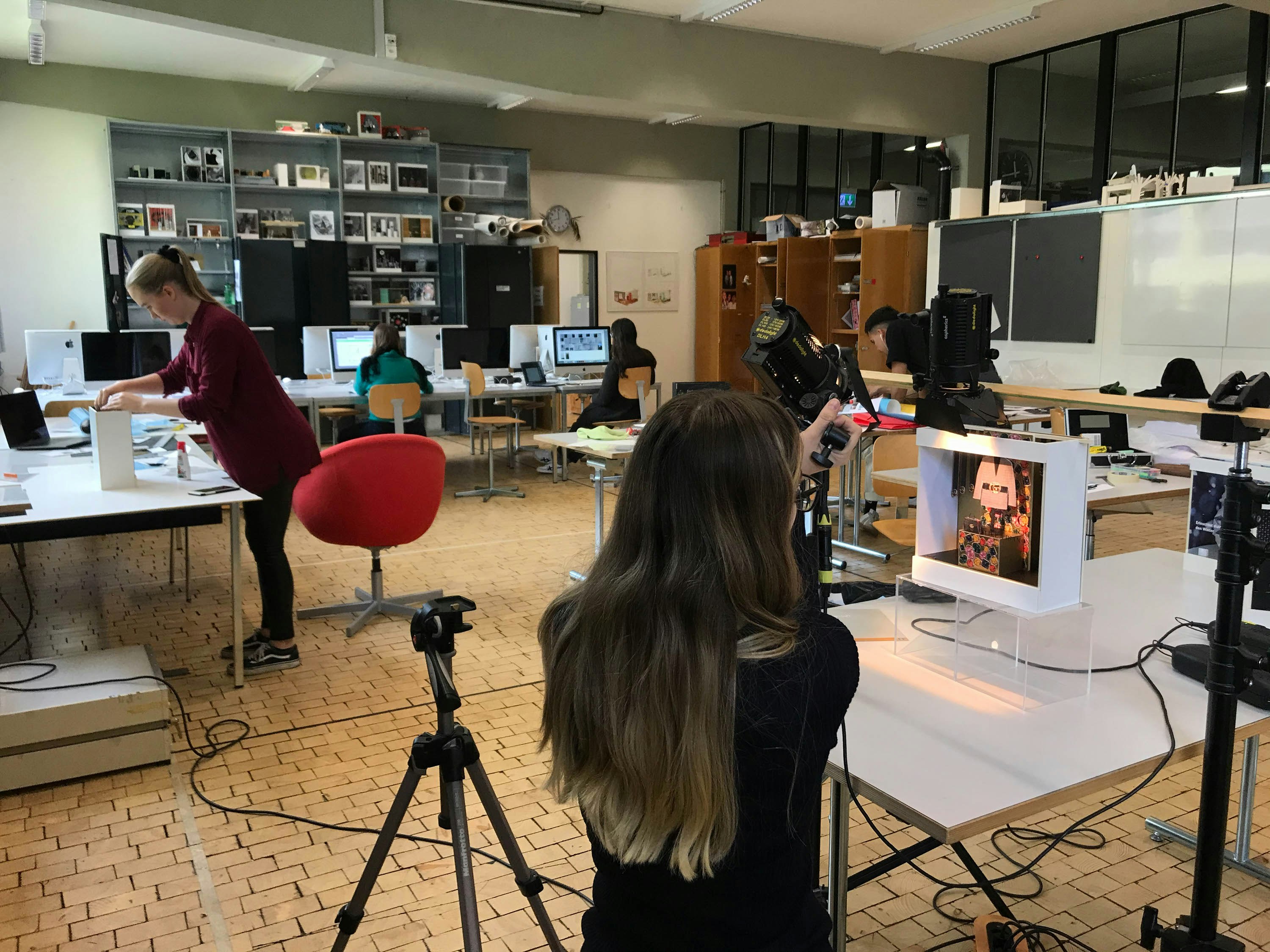 Einblick in das Klassenzimmer mit 3D-Objekten auf den Tischen