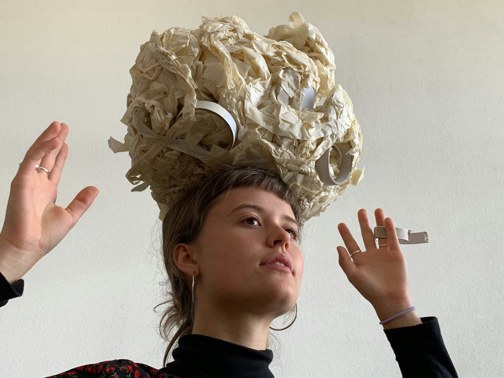 Junge Frau balanciert Objekt auf dem Kopf