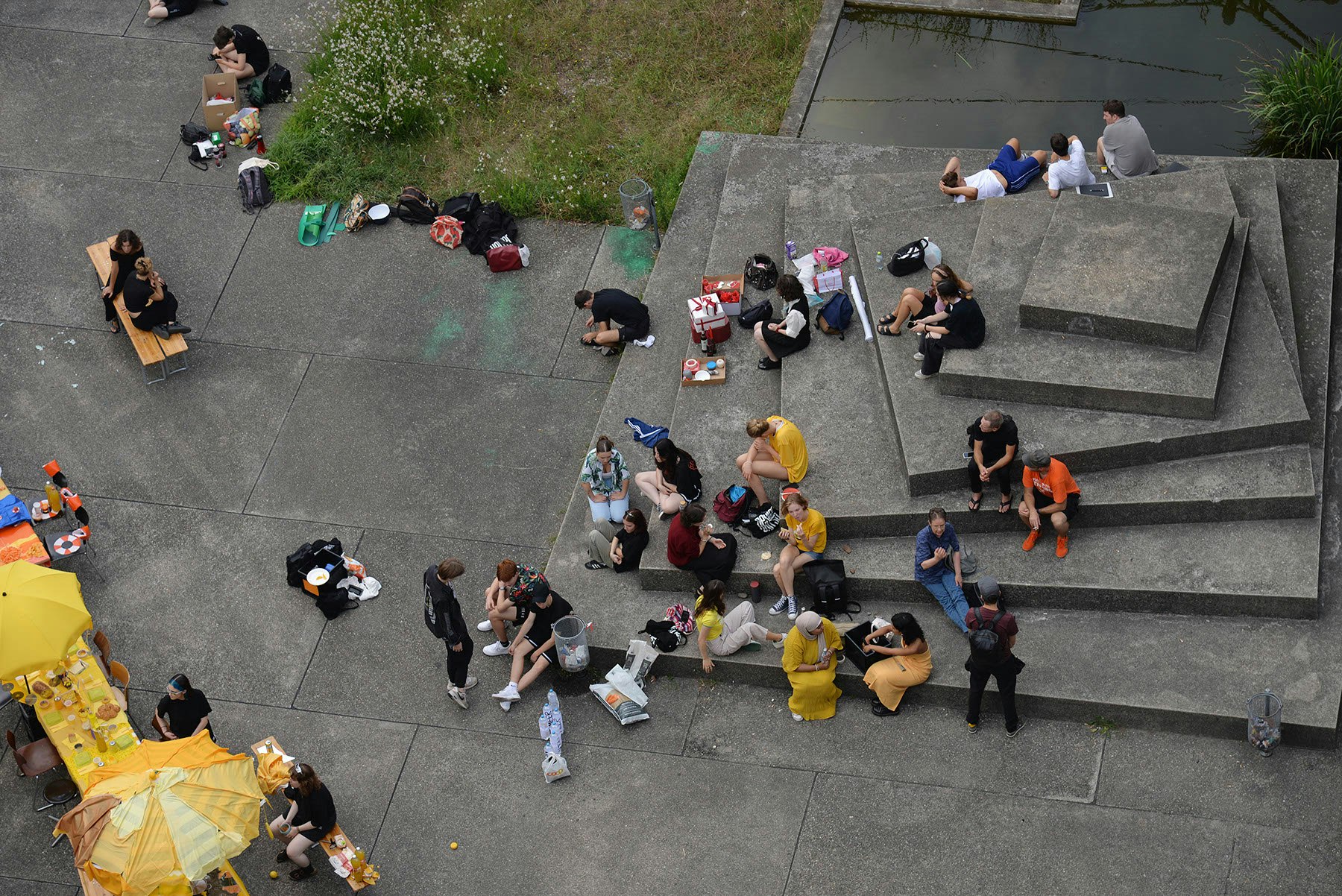 Sicht von oben auf Pausenplatz mit Schüler:innen