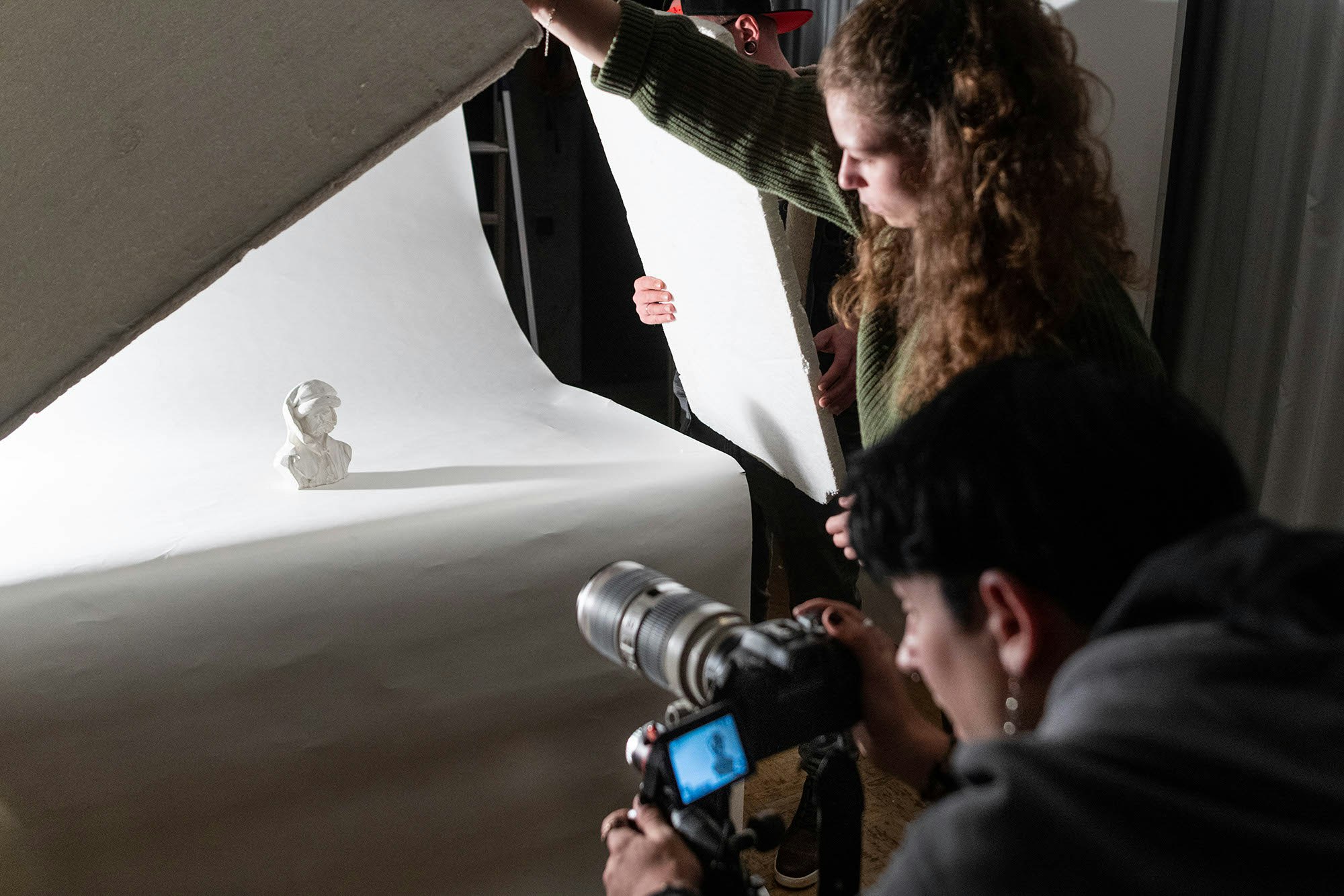 Zwei Lernende im Fotostudio