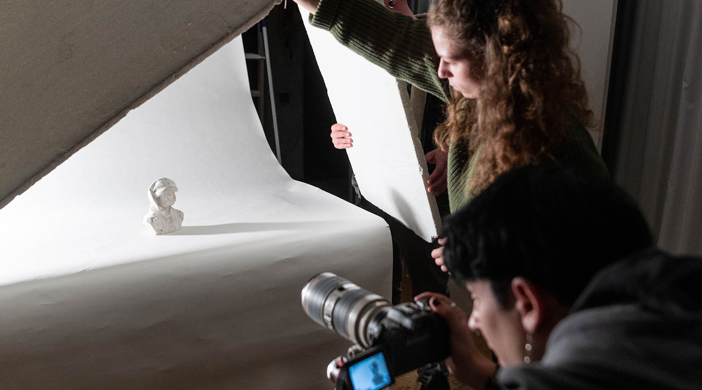 Zwei Lernende im Fotostudio