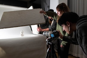 Studierende im Fotostudio bereiten eine Aufnahme vor.