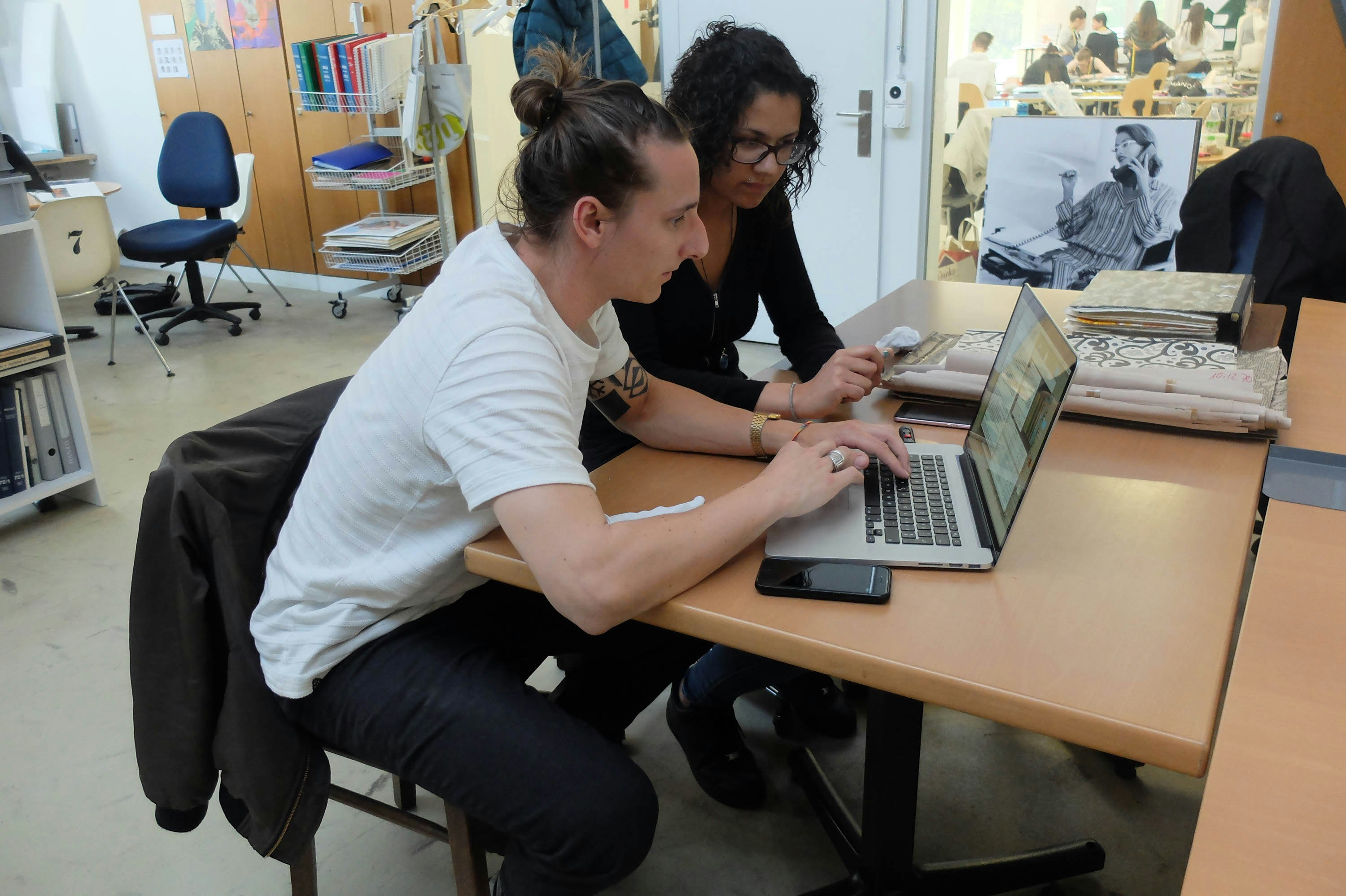 Zwei Studenten arbeiten mit der Sammlungsdatenbank auf dem Laptop