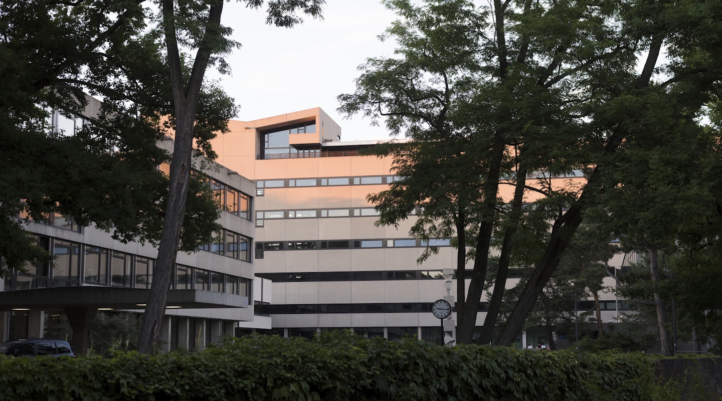 Blick auf Gebäude G im Abendlicht