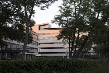 Blick auf Gebäude G im Abendlicht