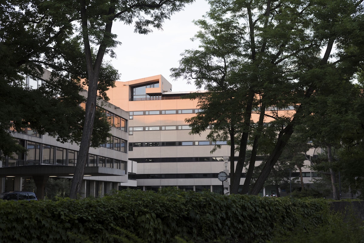 Blick auf Gebäude G im Abendlicht