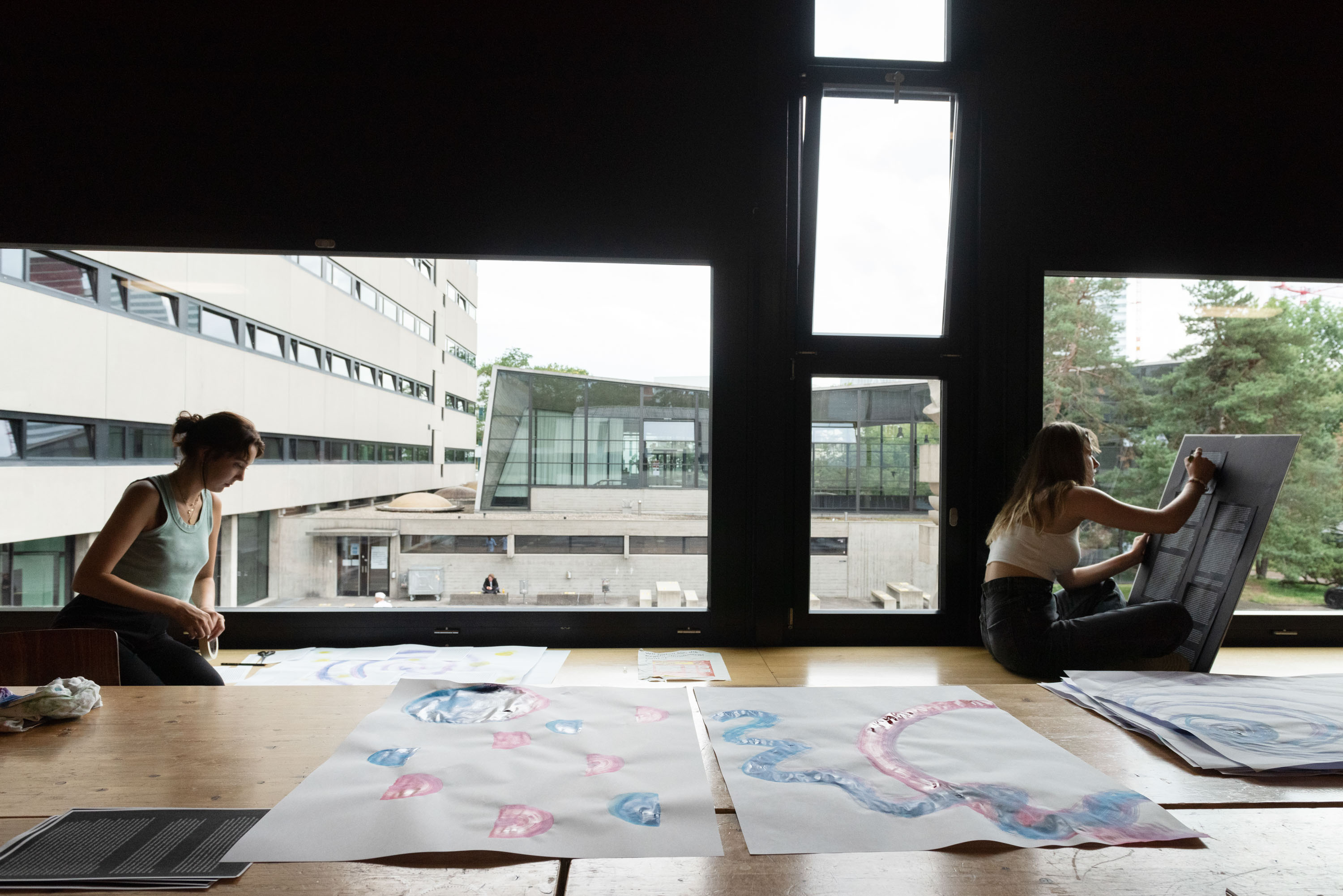 Blick vom Aula-Vorplatz Richtung Maurerhalle mit Schülerinnen beim Zeichnen