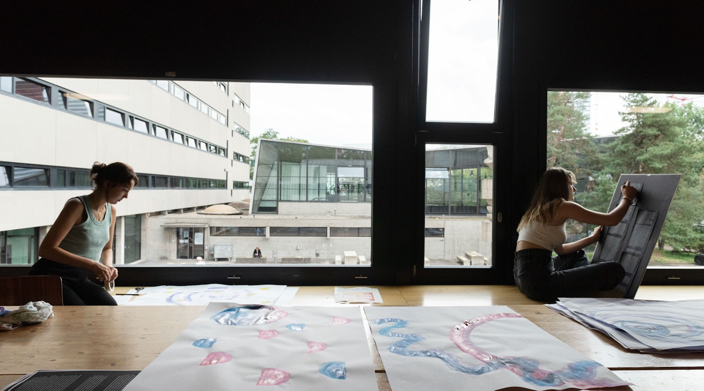 Blick vom Aula-Vorplatz Richtung Maurerhalle mit Schülerinnen beim Zeichnen