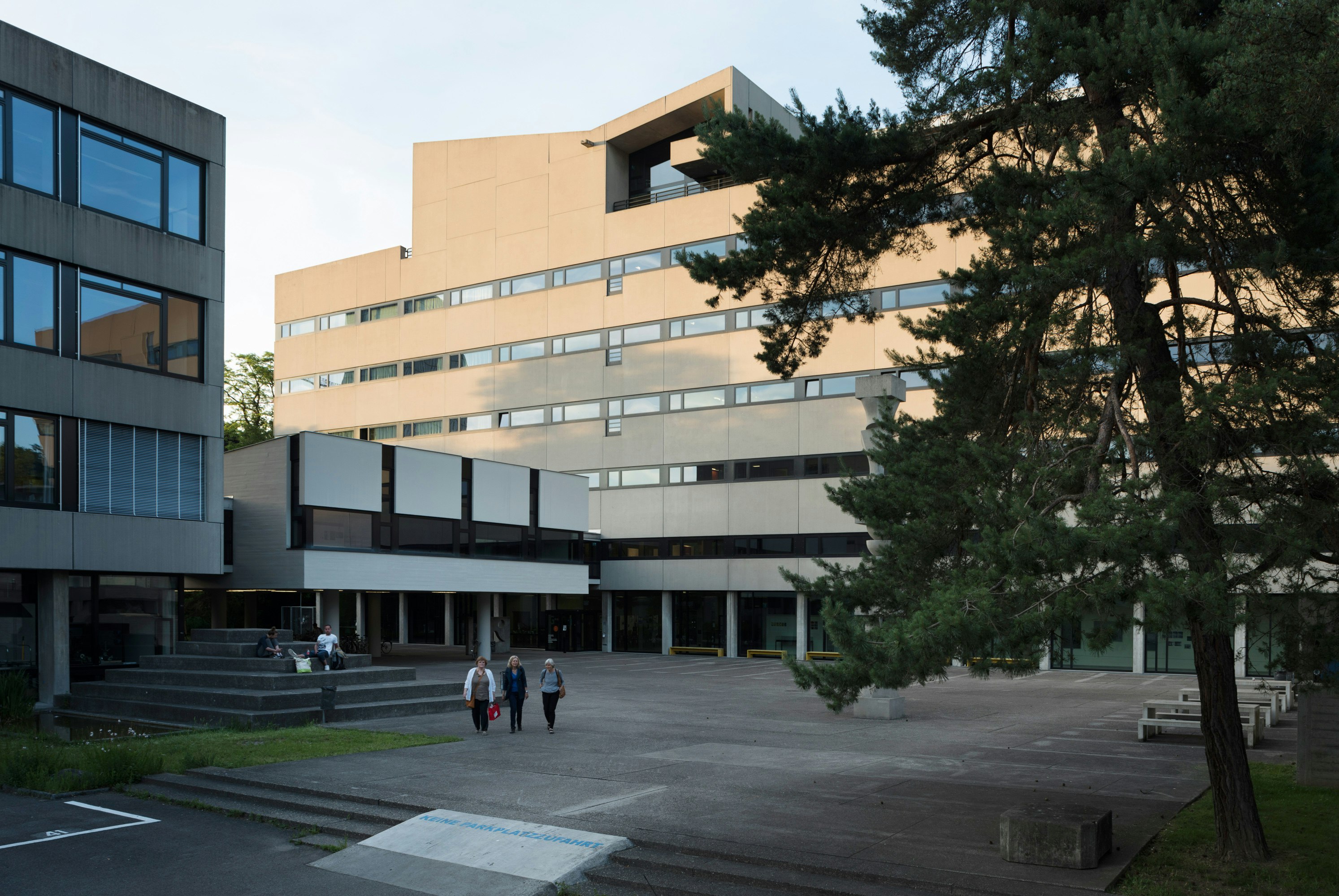 Blick auf die Aula von Südwesten