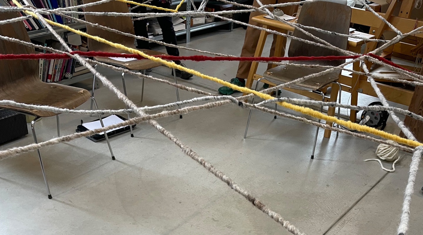 Workshop "Wir verweben die Welt" , Kinder, Jugendliche, K'Werk Bildschule bis 16, Schule für Gestaltung Basel, SfG, K'Werk Basel, Loom, Loom Raum für Gewebe und textile Auseinandersetzungen, weben für Kinder, Raumweben, Raum verweben
