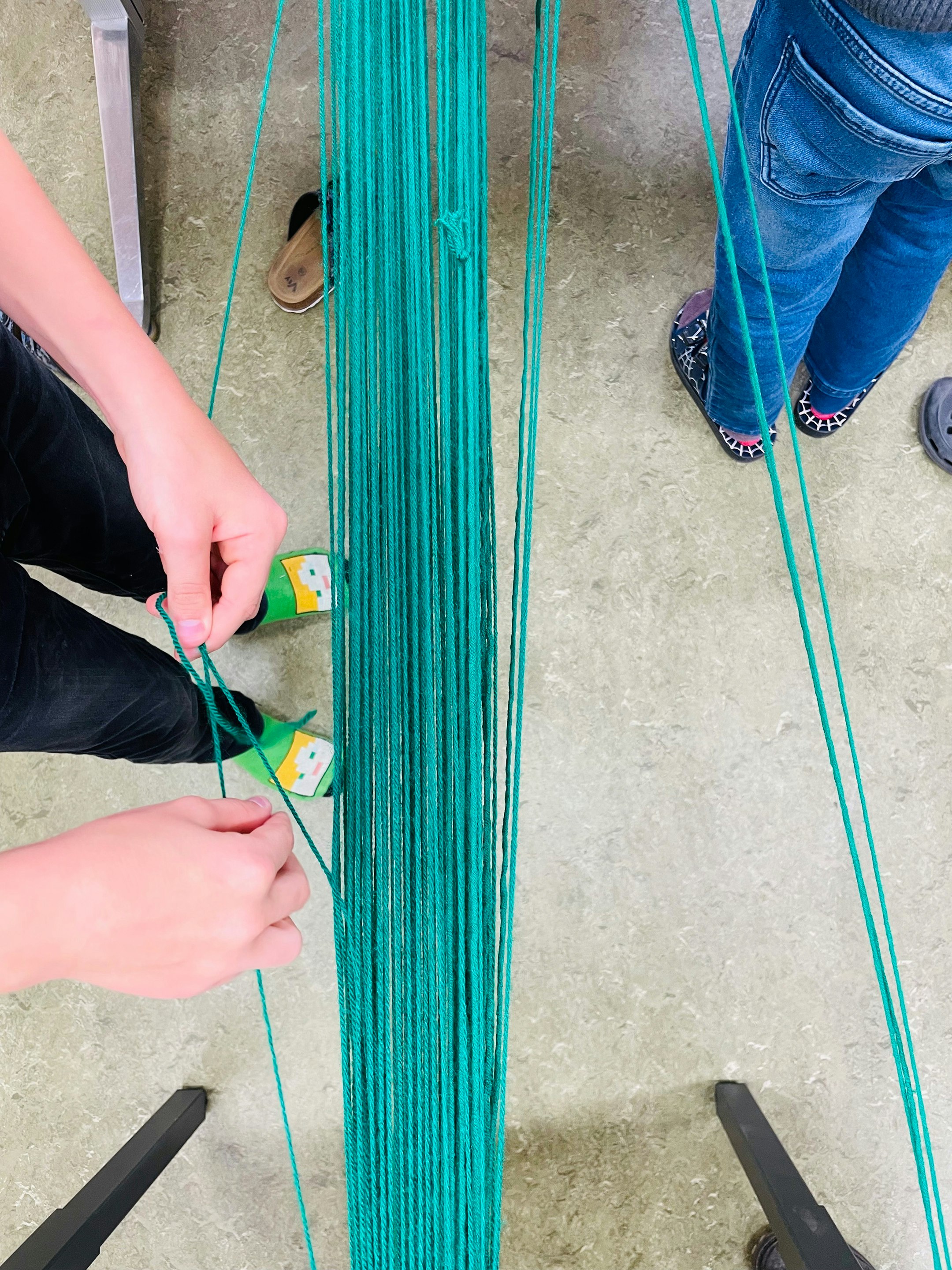 Workshop "Wir verweben die Welt" , Kinder, Jugendliche, K'Werk Bildschule bis 16, Schule für Gestaltung Basel, SfG, K'Werk Basel, Loom, Loom Raum für Gewebe und textile Auseinandersetzungen, weben für Kinder, Raumweben, Raum verweben