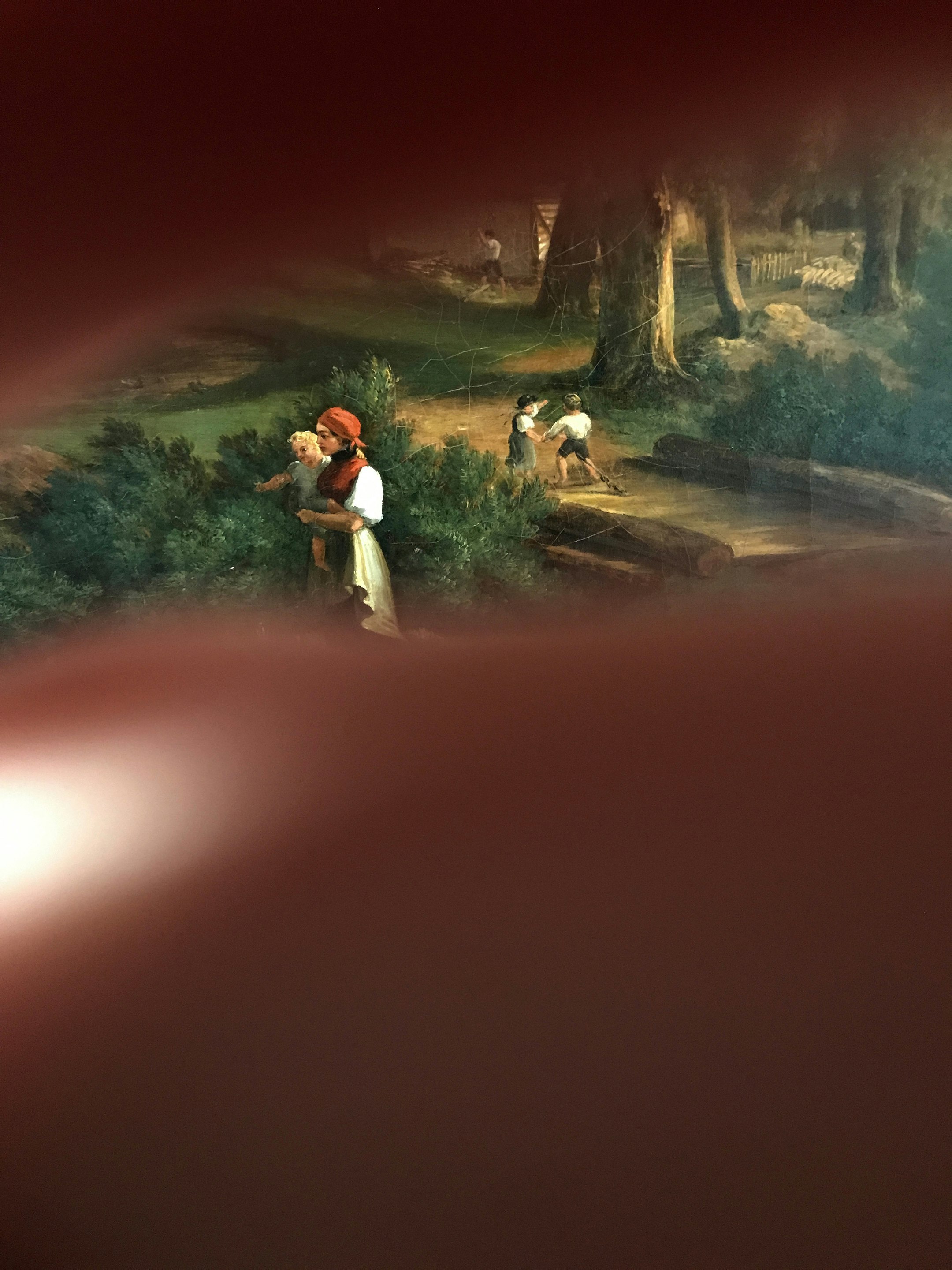 Eine Malerei versteckt hinter zwei Händen.