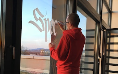 Mann schreibt auf Fenster