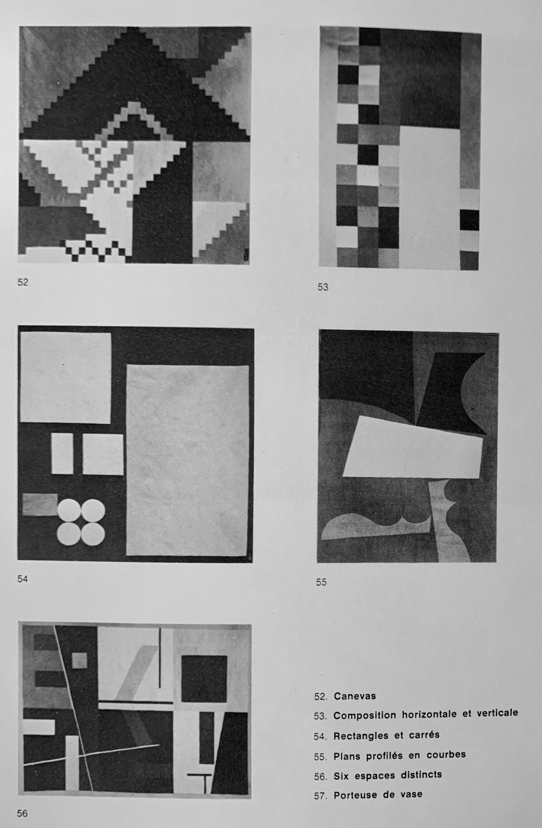 Seite aus dem Katalog von 1974 «Tapisseries d’Aubusson, Galerie Denise René, Paris, New York, Düsseldorf». Gezeigt werden u.a. fünf Webteppiche nach Motiven von Sophie Taeuber Arp. Nr. 55 ist ein gleicher Teppich wie derjenige der SfG, jedoch mit anderen Farben. In diesem Katalog steht, dass jeweils fünf Exemplare eines Motives in Aubusson gewebt wurden. Eine weitere Legende auf der Folgeseite belegt das Produktionsjahr «…first weaving 1959». Quelle: Dokumentensammlung der https://stiftungarp.de. Seite aus Katalog