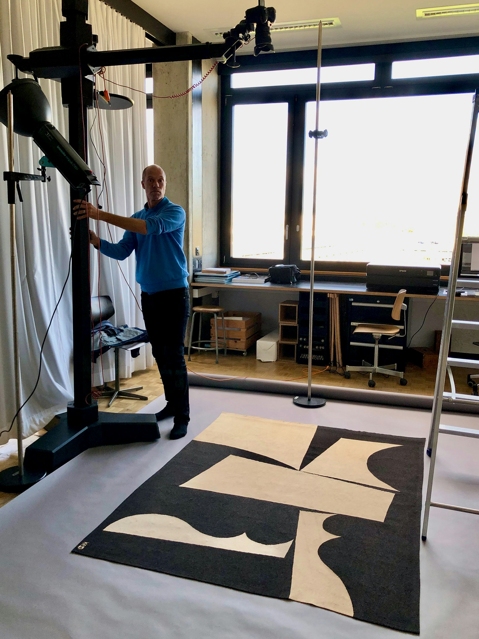 Objektfotografie des Wandteppichs mit der Grösse von 195cm x 147cm. Der Fotograf Christian Flierl bei der Arbeit, SfG 2021 Teppich im Fotostudio