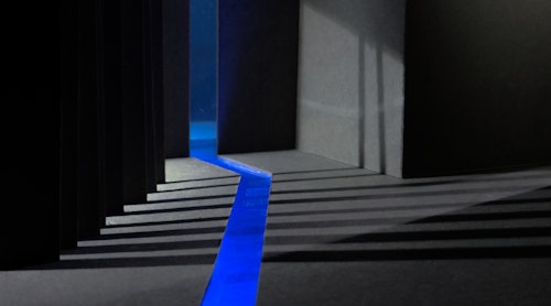 Schatten und Blaue Linie