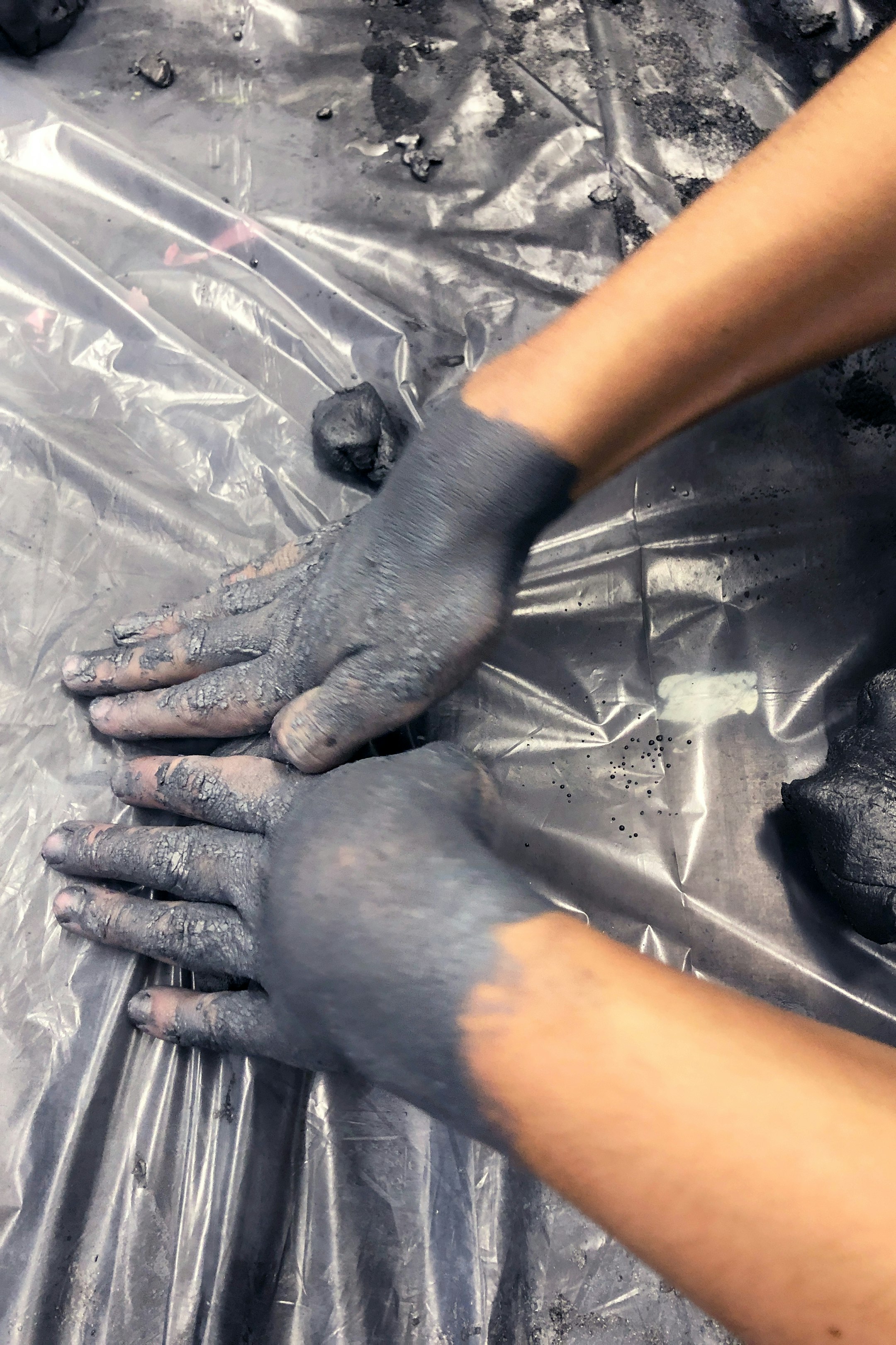 Kinderhände, Zeichnen mit den Händen, graues glänzendes Papier