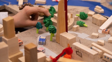 Baulabor, Holzklötze und Bäume aus Holz
