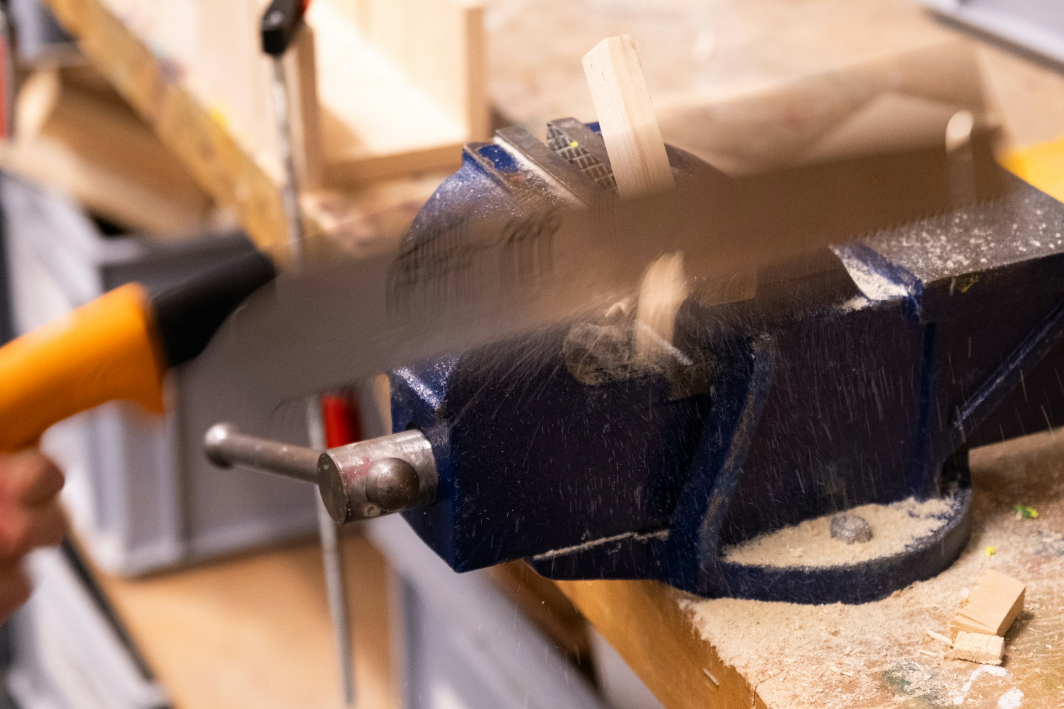 Kind am Sägen eines Holzstücks