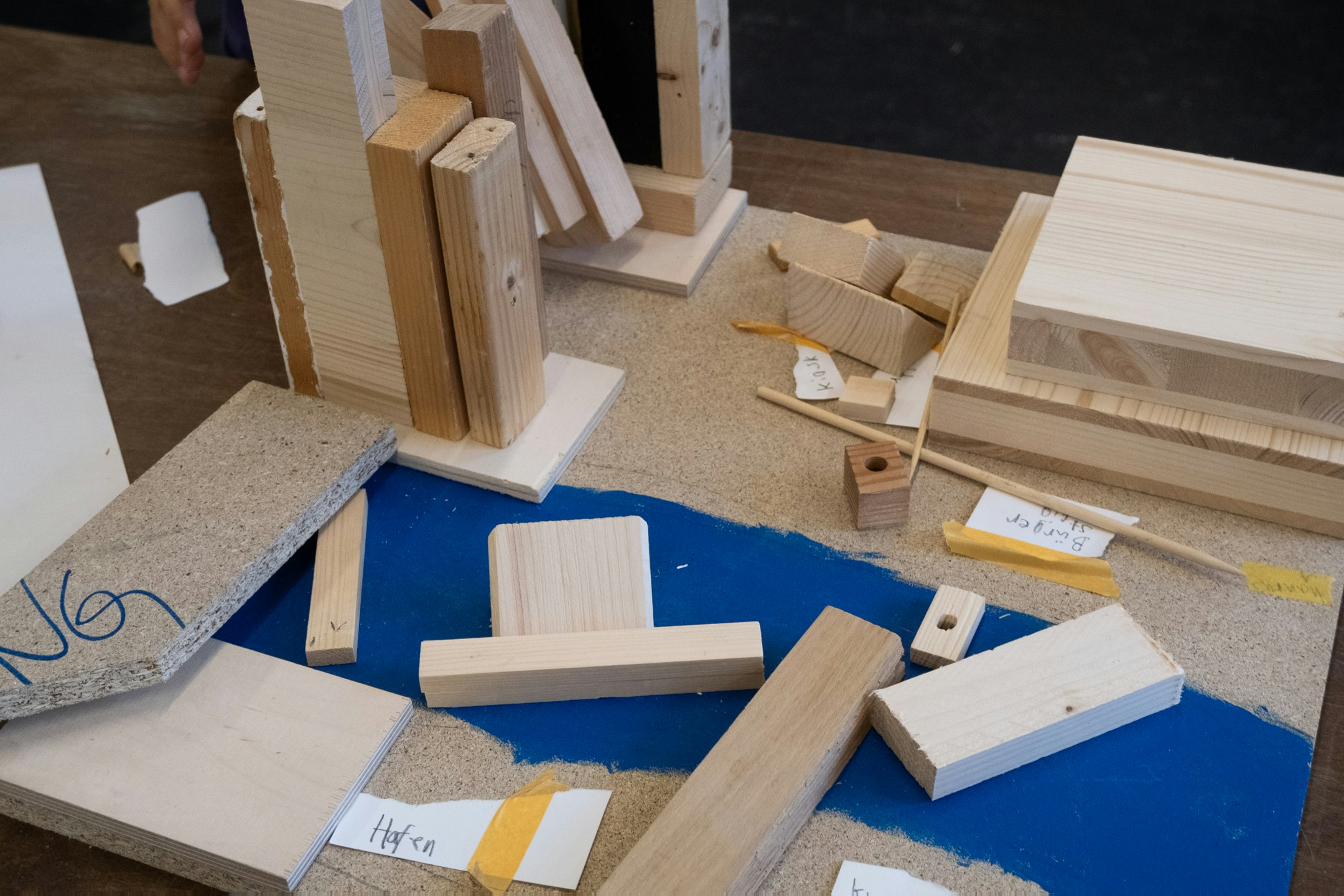 Bauteile aus Holz auf einem Arbeitstisch