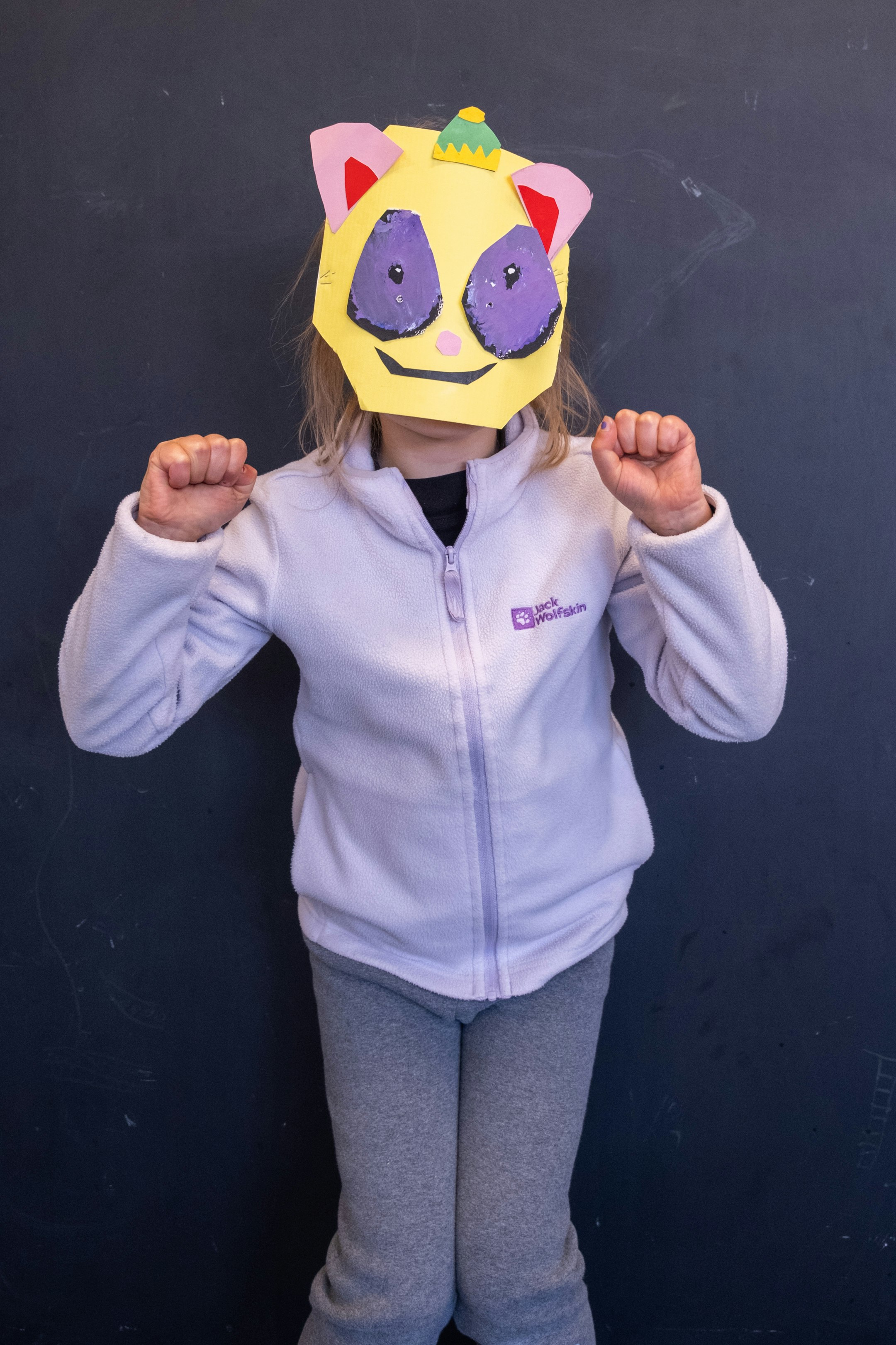 Kind mit Maske