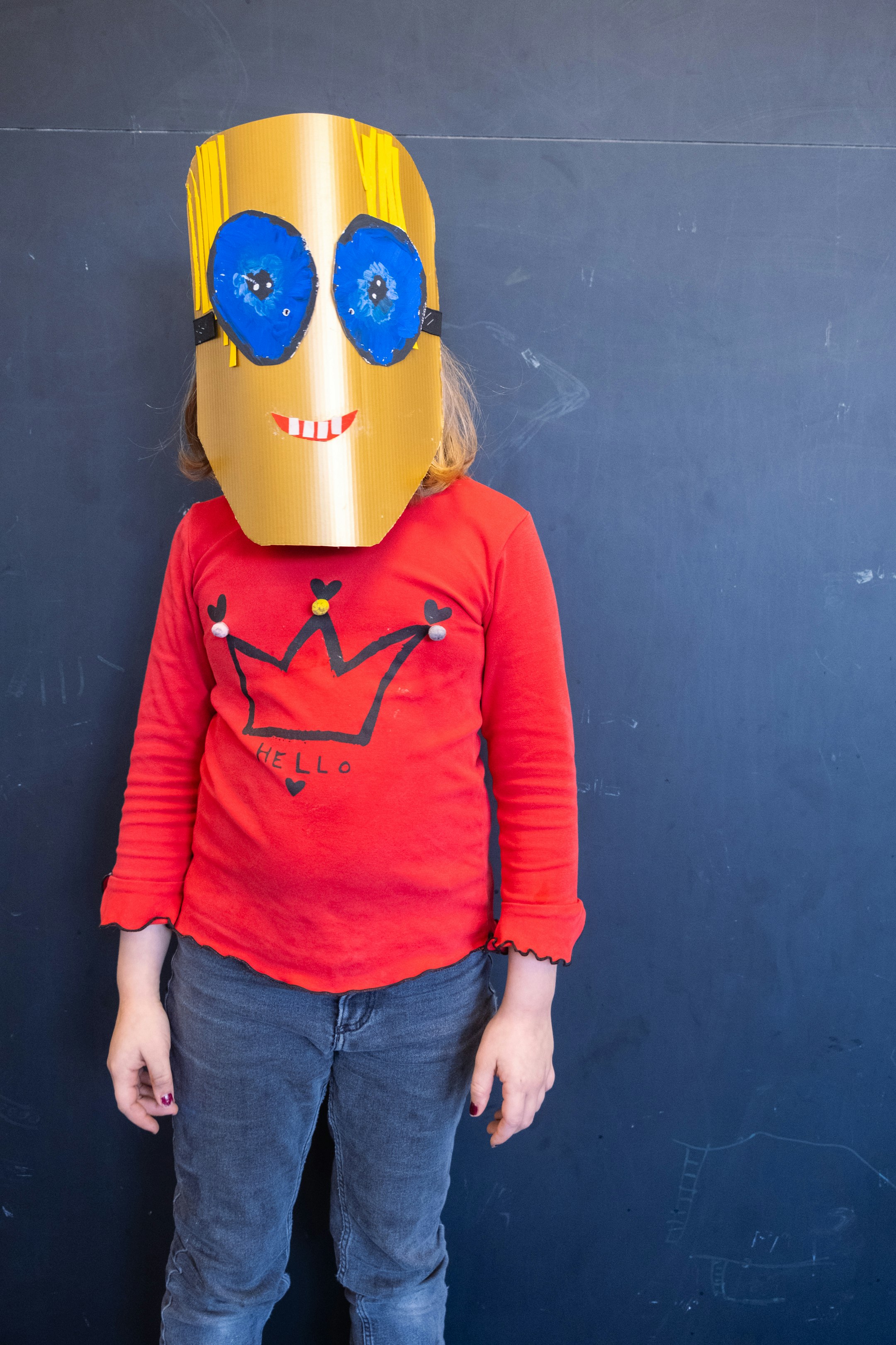 Kind mit Maske