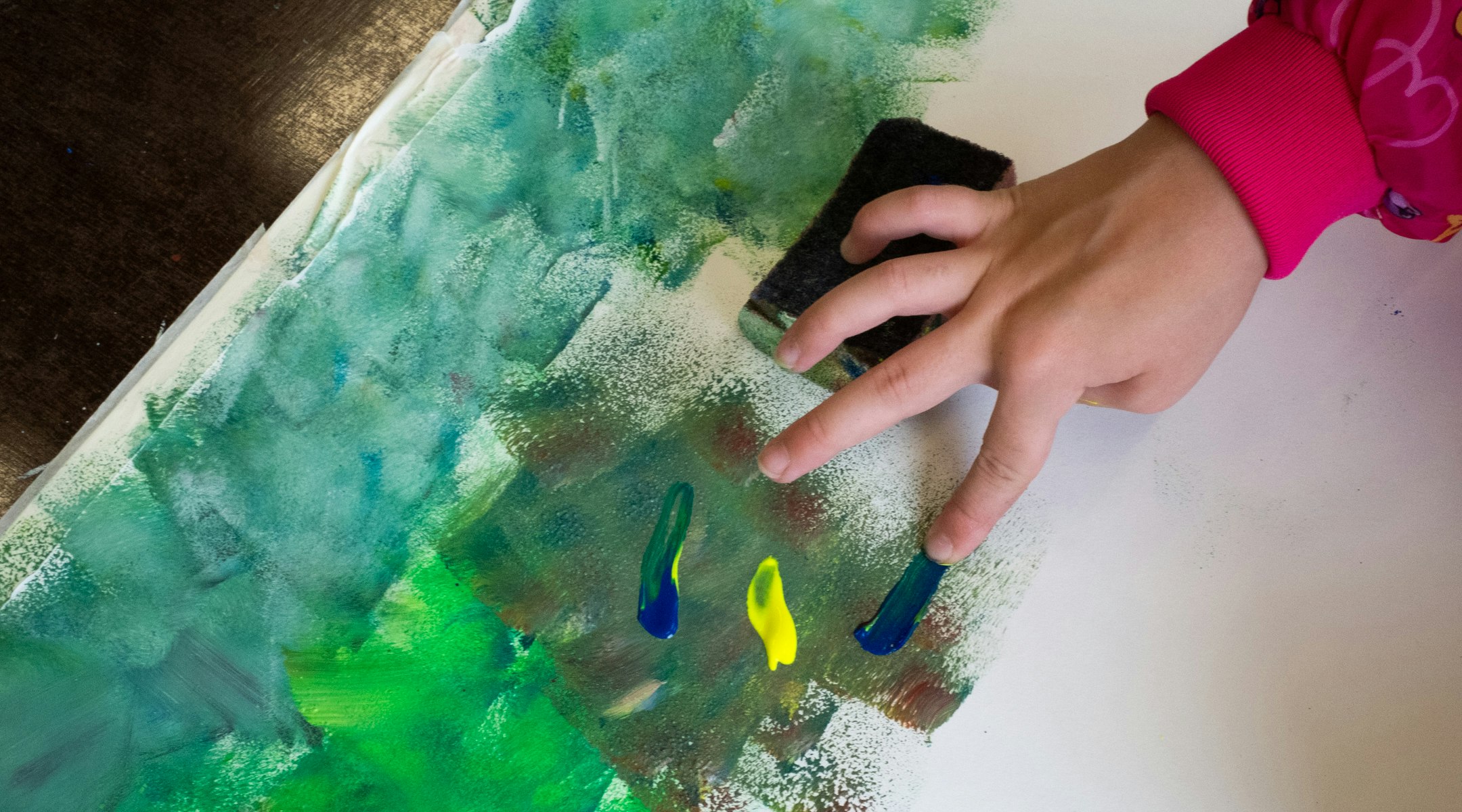 Kind am malen mit den Händen