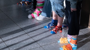 Füsse mit lustigen Schuhwerken aus Stoff und Klebeband, Modelabor