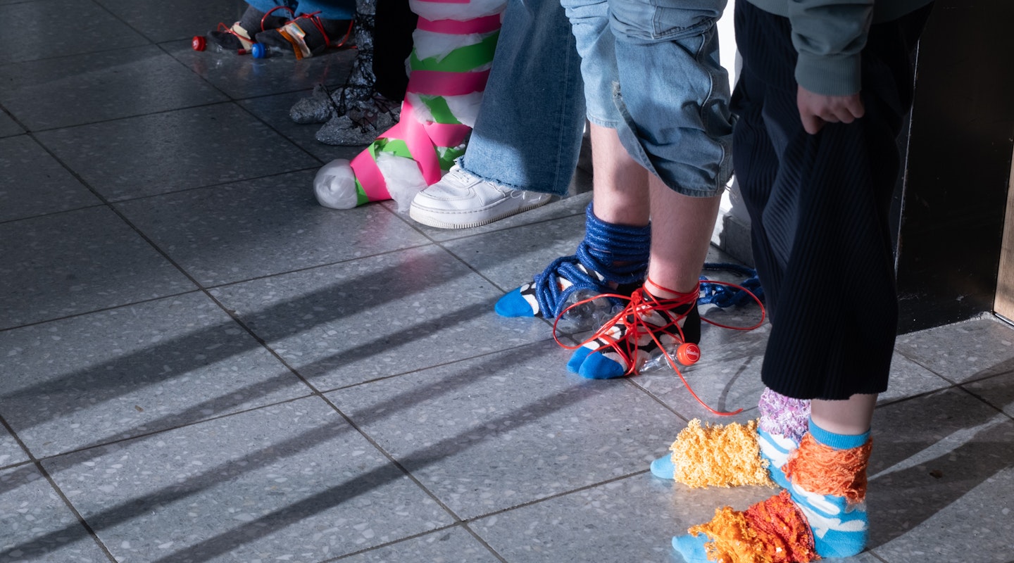 Füsse mit lustigen Schuhwerken aus Stoff und Klebeband, Modelabor