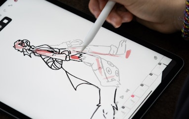 Kind am Zeichnen auf dem IPad