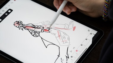 Kind am Zeichnen auf dem IPad