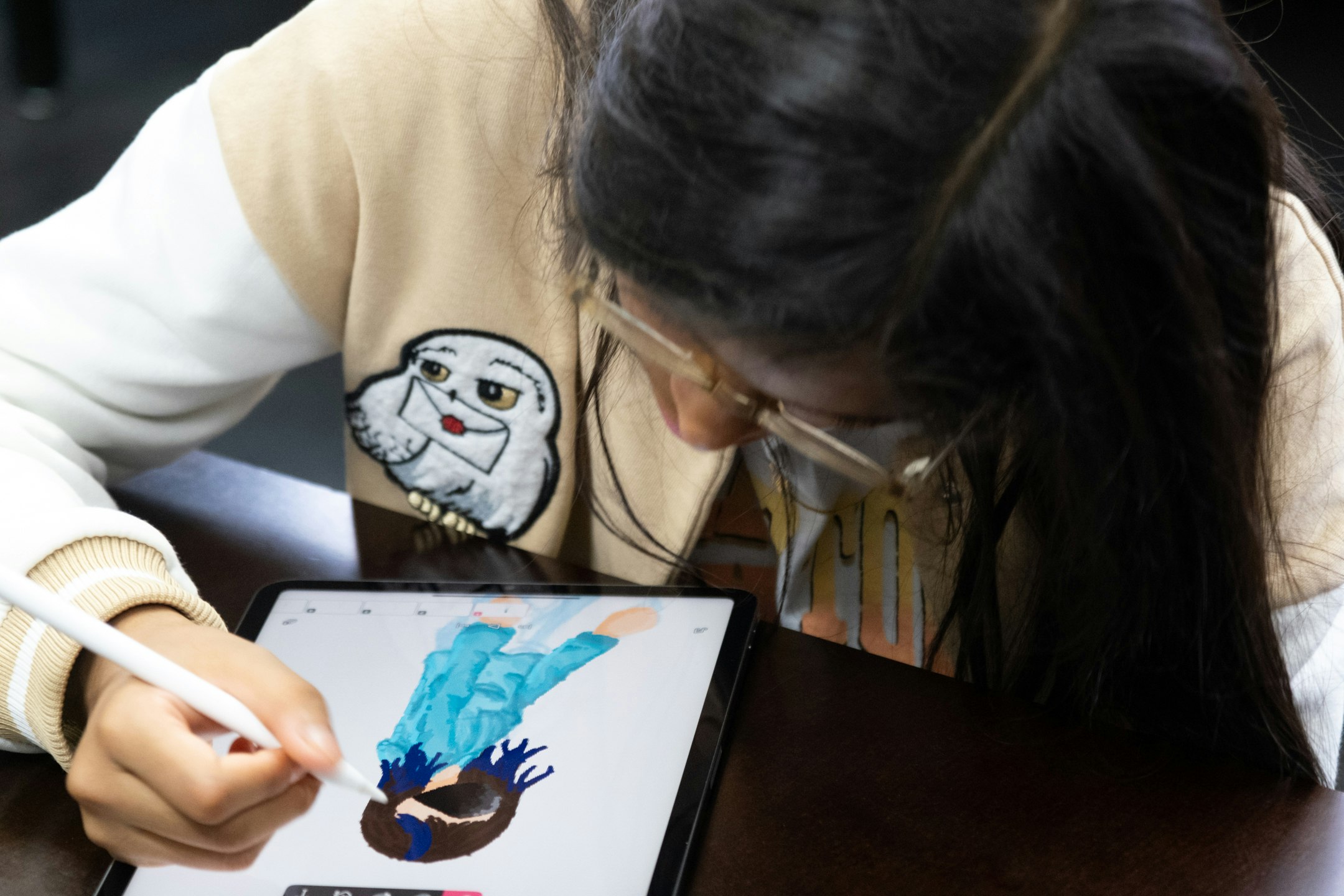 Kind am Zeichnen auf dem IPad