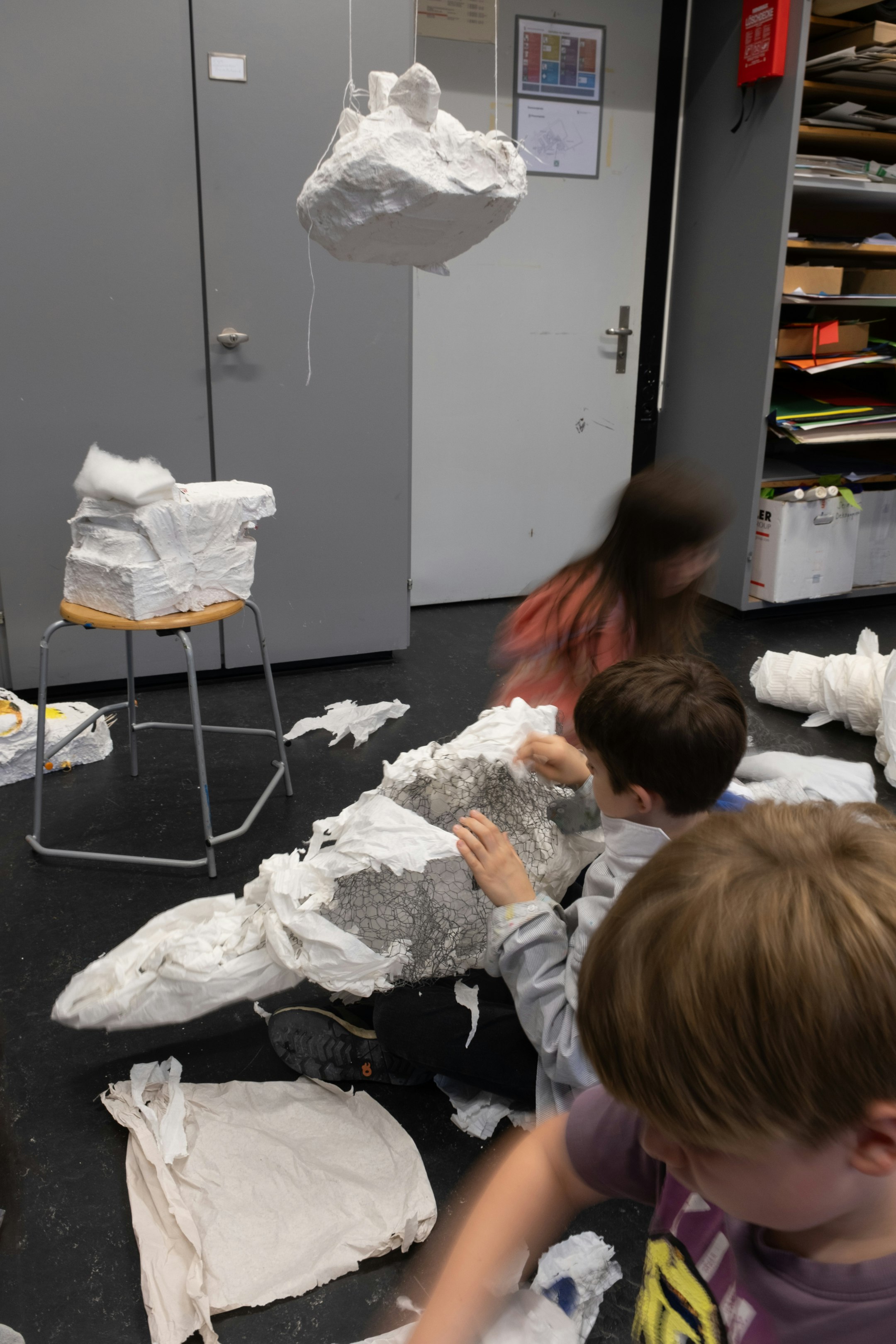 Kinder, 3-D Kurs, schwebende Styropor-Objekte im Raum