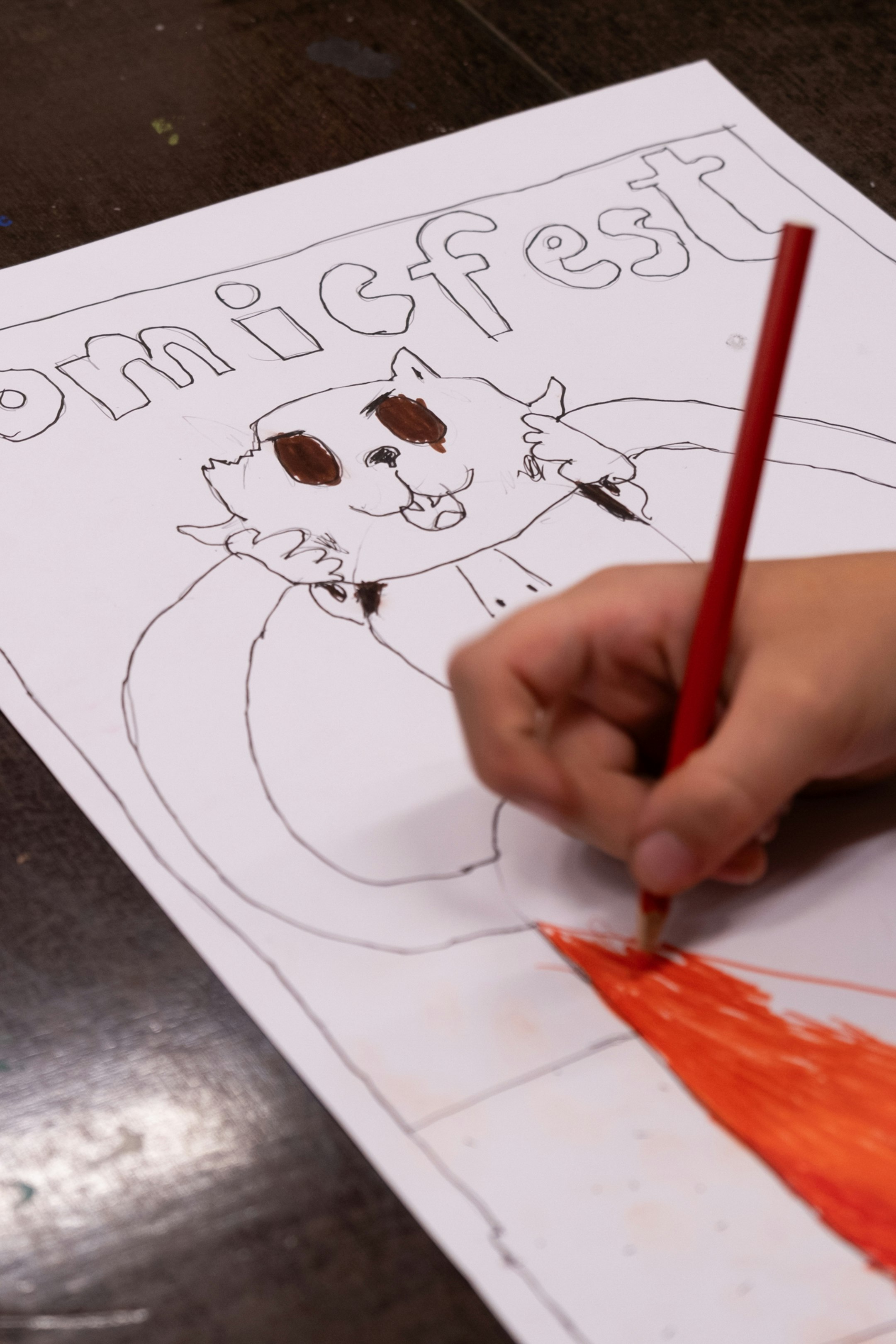 Kind am Comiczeichnen