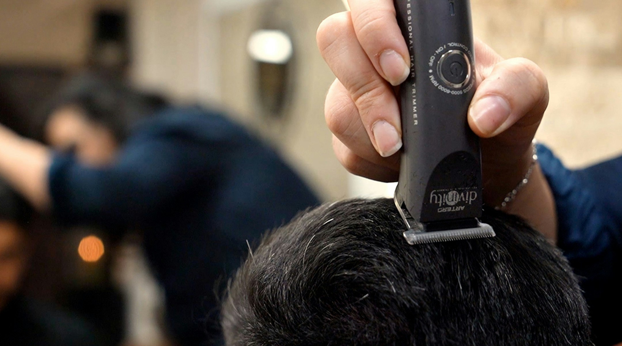 Anja Furrer Videostill Coiffeur