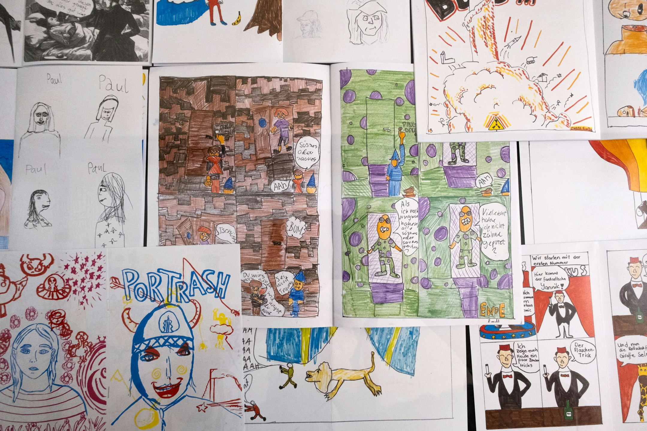 Fanzines aus einer Comickurs für Kinder und Jugendliche sind in einer Vitrine ausgestellt.