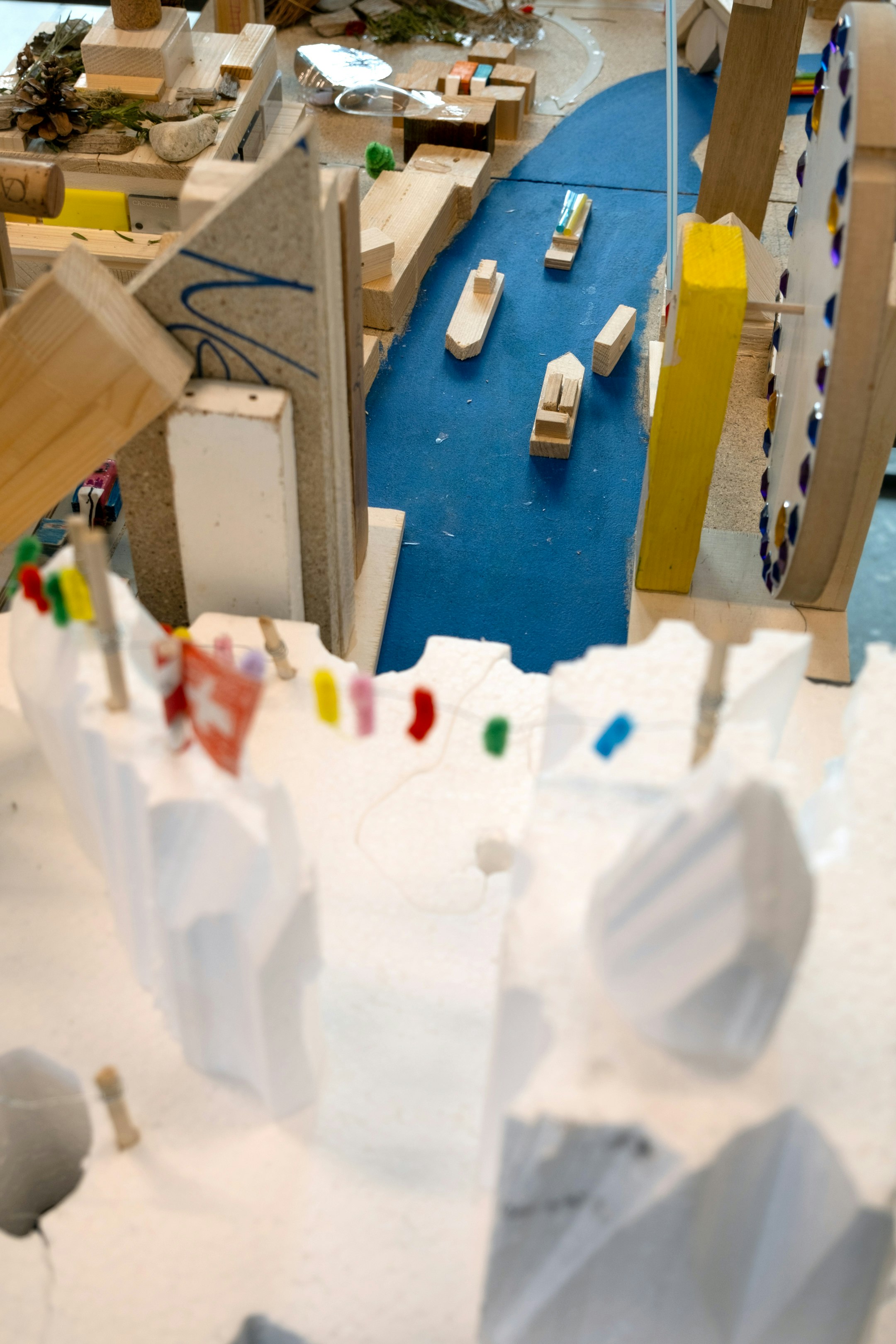 Stadt aus Holz und verschiedenen Materialien, produziert von Kindern.