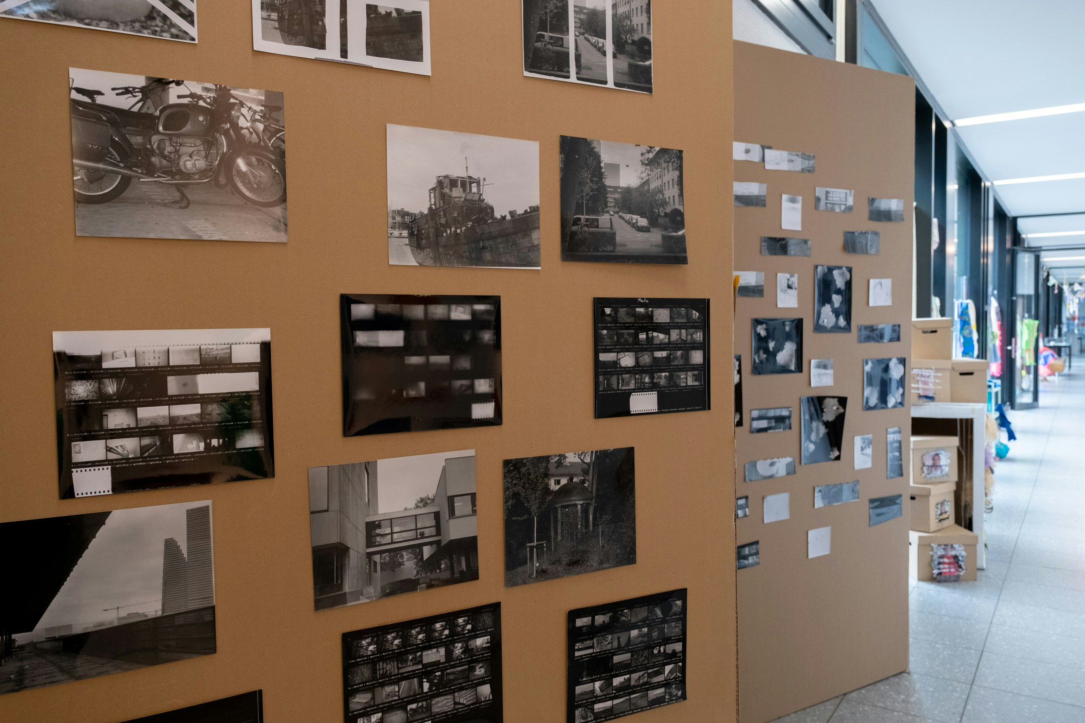 Analoge Fotografien an einer Wand aus Pappkarton