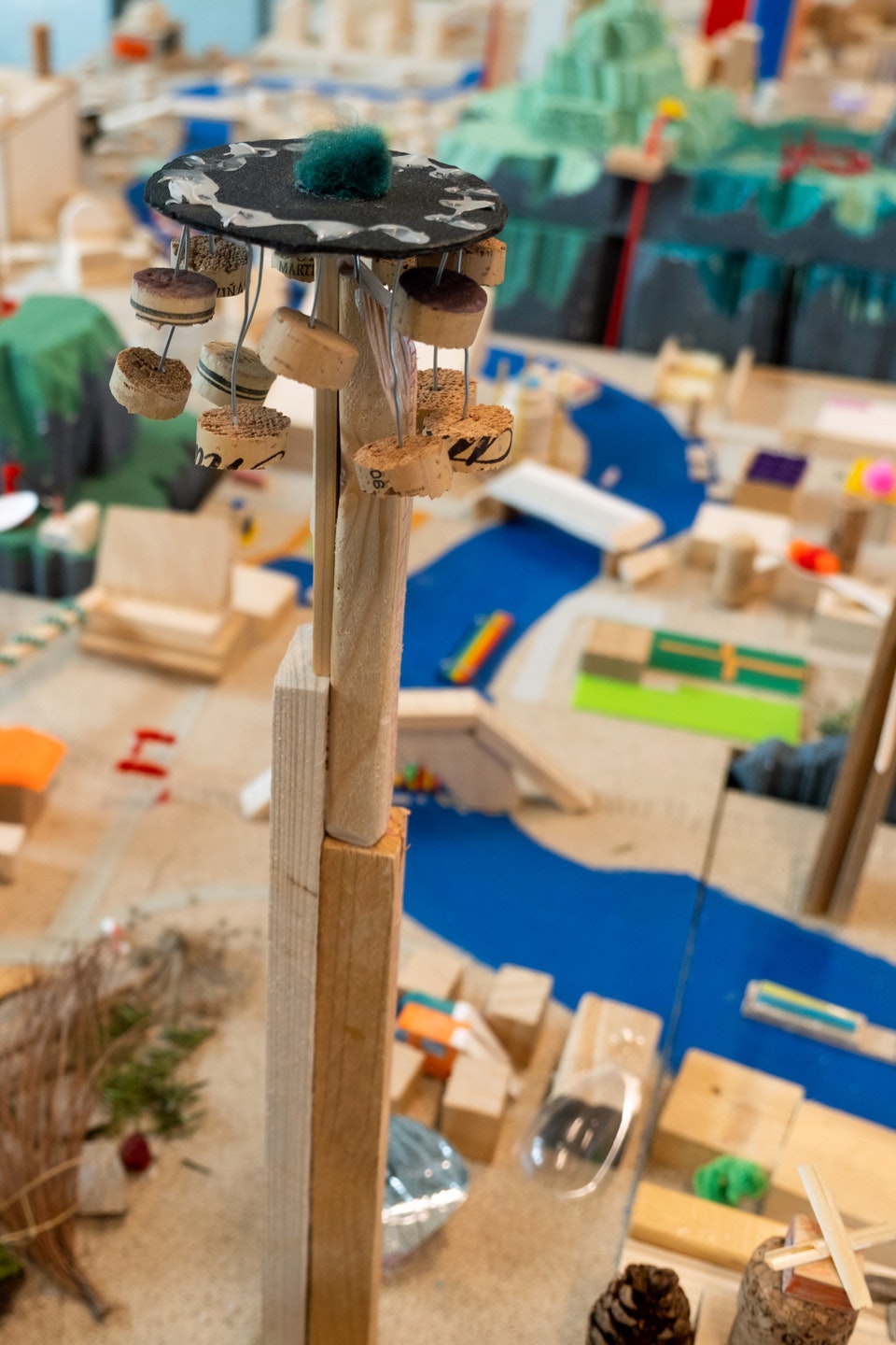 Stadt aus Holz und verschiedenen Materialien, produziert von Kindern.