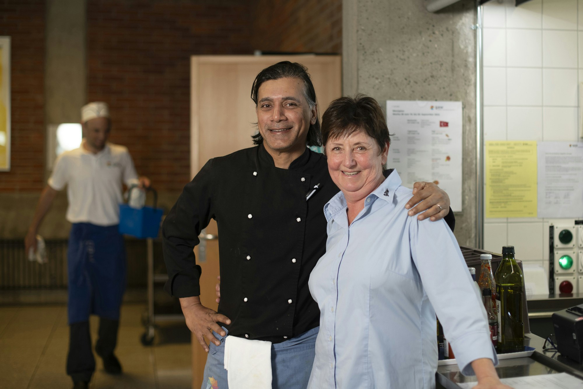 Conrad Pereira und sein Team sorgen sich täglich um das leibliche Wohl der AGS, SfG und externer Gäste. Foto Christian Flierl Conrad Pereira und Team.